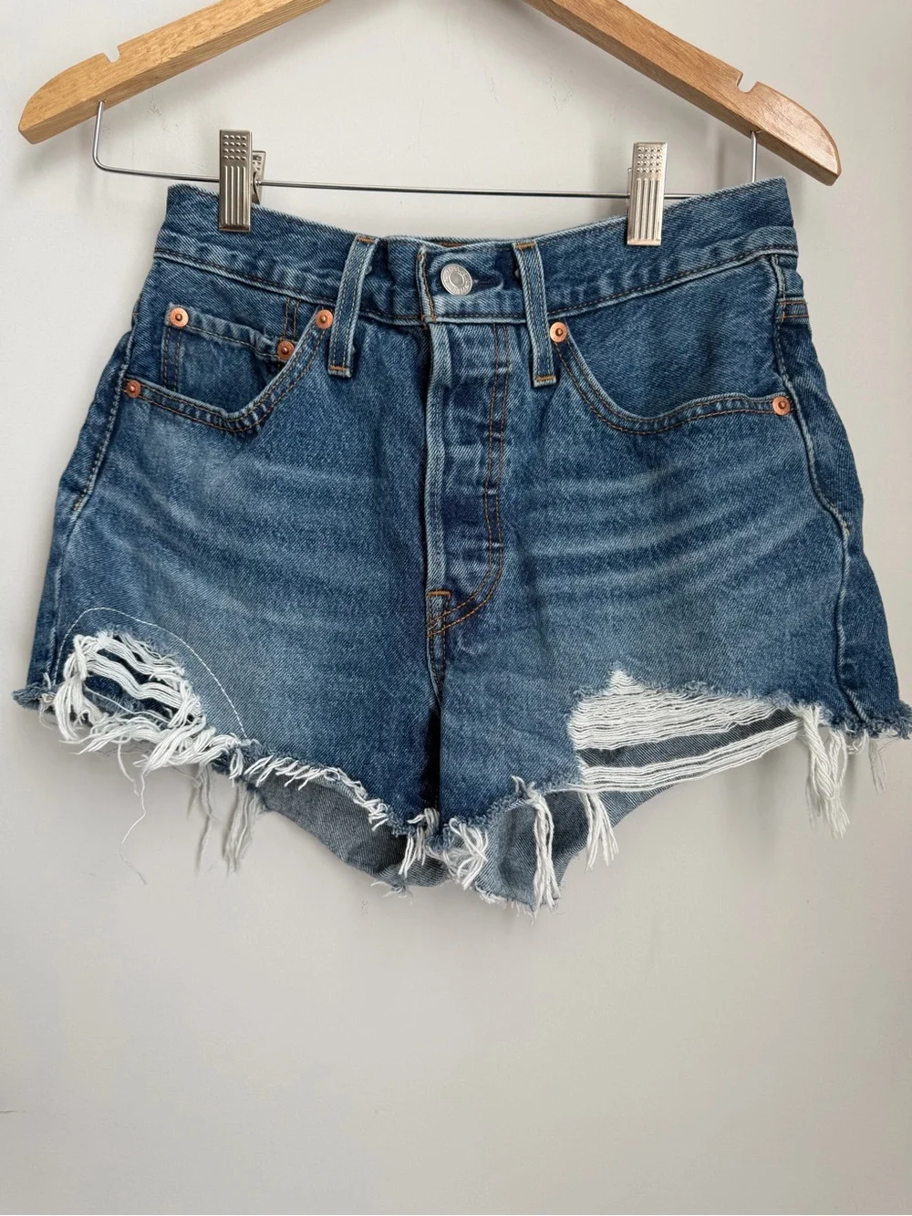 Levi’s 501 Original Distressed Cut Off Denim Shorts W26 High Rise Medium Wash - Picture 2 of 9